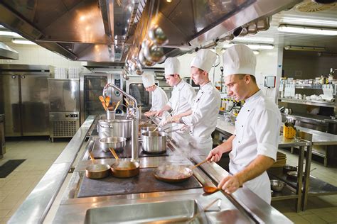 Giovani in una cucina professionale con un formatore
