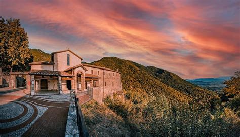 Foto del Convento di San Giacomo a Poggio Bustone e del suo chiostro con la Vergine con Bambino