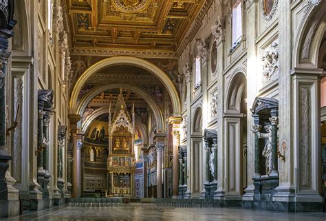 Le statue degli Apostoli nella navata centrale della Basilica di San Giovanni in Laterano