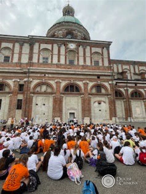 Pellegrini in preghiera davanti a un santuario storico