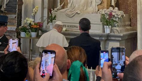 Papa Francesco mentre visita un santuario
