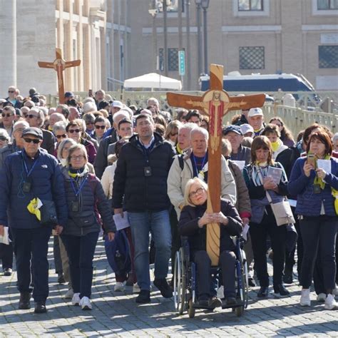 Giovani in pellegrinaggio, camminando verso un santuario