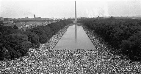 Foto storica della Marcia su Washington per il Lavoro e la Libertà, 28 agosto 1963, con la folla radunata davanti al Lincoln Memorial.