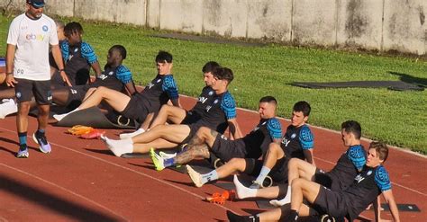 Foto di giovani calciatori che si allenano con istruttori professionisti su un campo da calcio in Sardegna