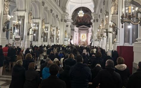 Interno di una Cattedrale durante un momento di preghiera quaresimale