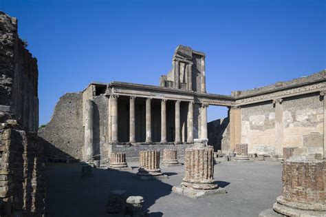 Architettura interna del Santuario di Pompei con affreschi