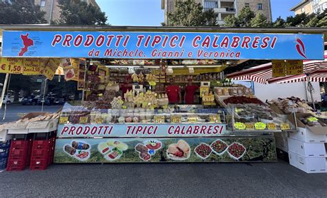 Foto di prodotti agroalimentari calabresi di alta qualità, con un focus sui dettagli artigianali.