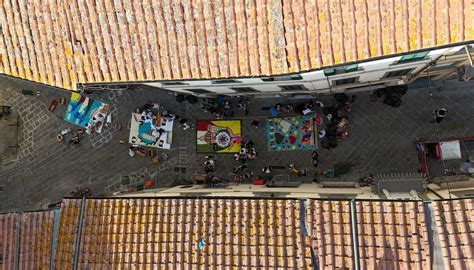 Artisti al lavoro durante la notte per creare i tappeti floreali dell'Infiorata