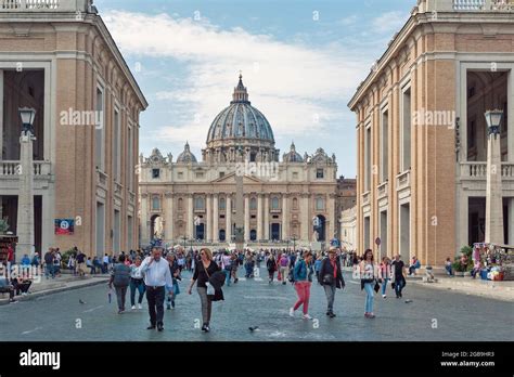 Vista di Via della Conciliazione a Roma con la Basilica di San Pietro sullo sfondo