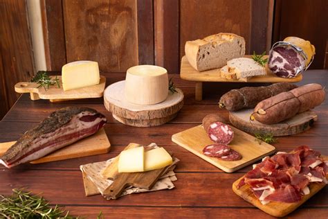 Esposizione di formaggi locali e salumi della Tuscia