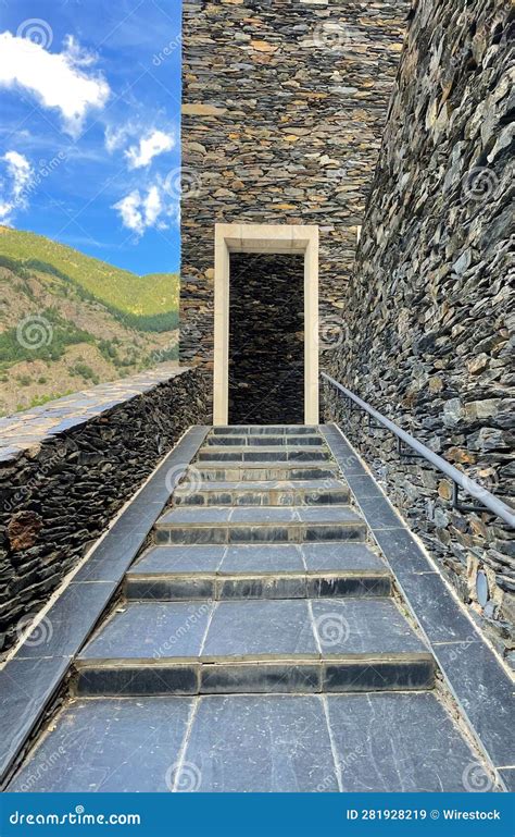 Una riproduzione della scalinata di pietra che conduce alla cima del Monte Taishan.