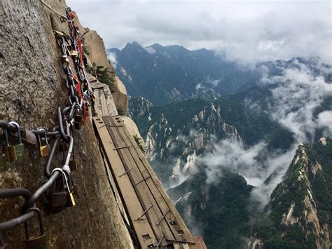 Una ripresa aerea del Monte Huashan, evidenziando le sue ripide pareti rocciose e i sentieri.