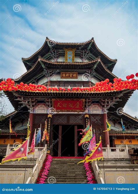 Un antico tempio taoista situato su un pendio montuoso in Cina.