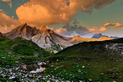 Un paesaggio montano suggestivo con templi e sentieri, rappresentativo dei monti sacri cinesi.