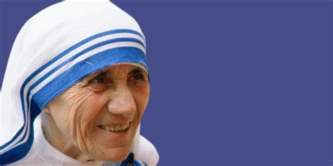 Madre Teresa sorridente e un ritratto pensieroso per contrasto