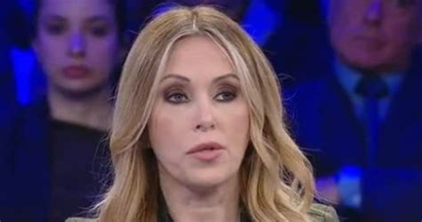 Roberta Bruzzone durante una conferenza o in un contesto professionale