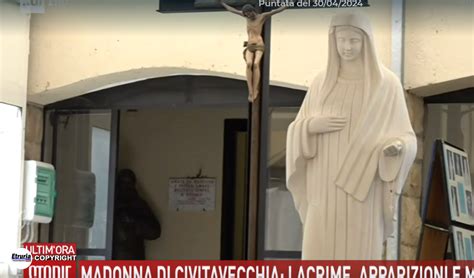 Statua della Madonna di Civitavecchia che lacrima sangue
