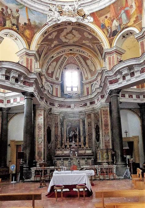 Interno della Chiesa di San Francesco Saverio ad Avellino, con statue e decorazioni barocche