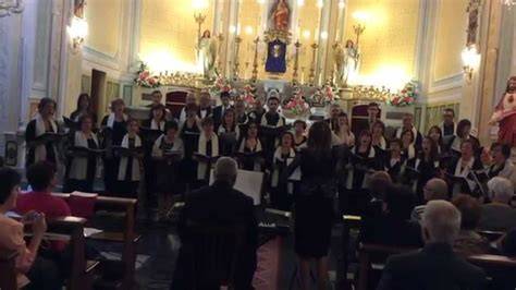 Foto d'archivio che ritrae il Coro Sacro Cuore durante una celebrazione liturgica
