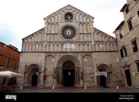 Foto della facciata della chiesa con focus sul rosone e le sculture