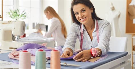 Artigiani al lavoro nella sartoria Isaia, con focus su mani esperte