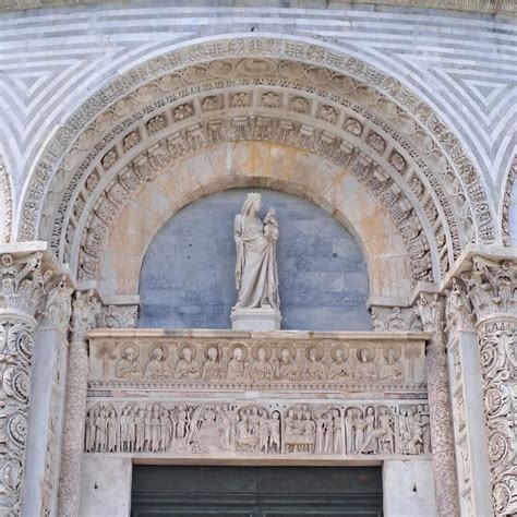 Dettaglio del portale laterale in pietra calcarea della Chiesa Madre di Sutera