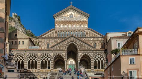 Veduta frontale del Duomo di Amalfi con la lunga scalea e la facciata neomedievale