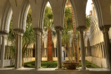 Dettaglio del Chiostro del Paradiso con archetti ogivali intrecciati