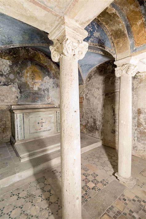 Interno della Cripta di Sant'Andrea con affreschi e altare