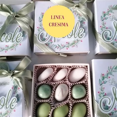 Dettaglio di scatoline in legno artigianali personalizzate con confetti