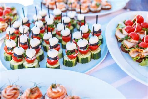 Immagine di un buffet elegante ma semplice per un battesimo, con torte e stuzzichini.