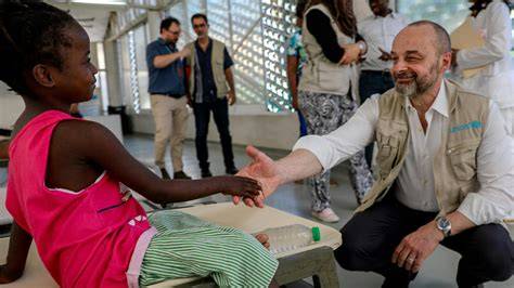 Missionari che assistono bambini ad Haiti