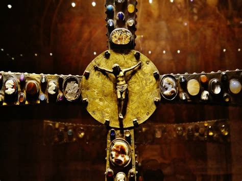 Illustrazione delle antiche gemme con Cristo in croce e apostoli, enfatizzando il fondamento della Chiesa.