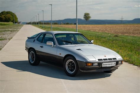 Porsche 924 Giubileo colore Zinnmetallic con cerchi a ragnatela e spoiler posteriore