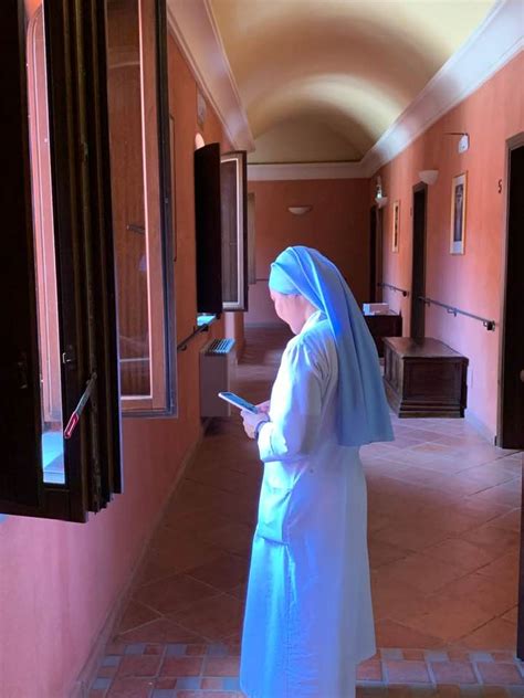 Catechisti in preghiera e meditazione durante un ritiro