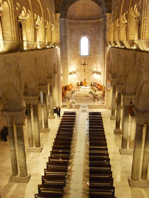 Interno della Cattedrale di Trani, vista delle navate e dei matronei