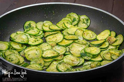 Zucchine trifolate in padella con basilico