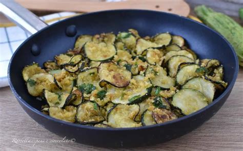 Zucchine che rosolano in padella