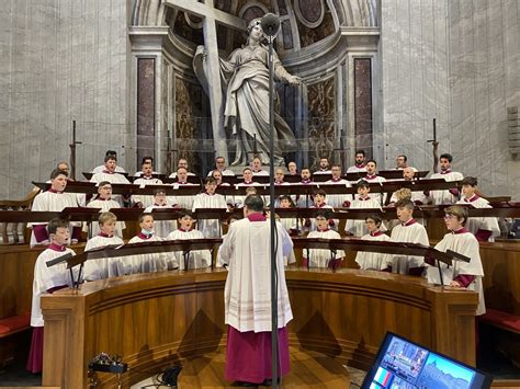 Un coro che si esibisce durante una celebrazione liturgica