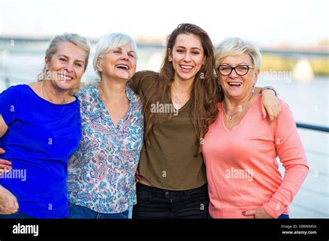 Foto di gruppo di donne anziane sorridenti nel Bint-e-Fatima Old Home