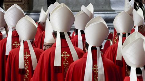 raffigurazione di cardinali in preghiera durante il conclave