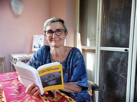 Rosaria Longoni impegnata in attività di volontariato o in un momento di riflessione