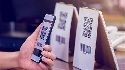 Infografica che illustra il funzionamento della truffa tramite QR code e social media