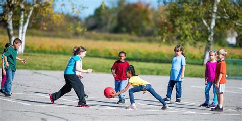 Bambini e ragazzi che partecipano attivamente a un gioco durante un Grest