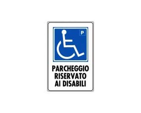 Segnaletica di parcheggio riservato per disabili in area ospedaliera
