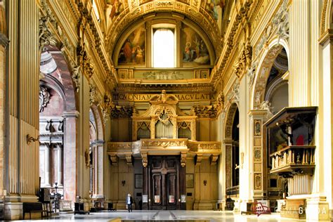 Interno della Chiesa di Sant'Andrea con dettagli delle opere Chini