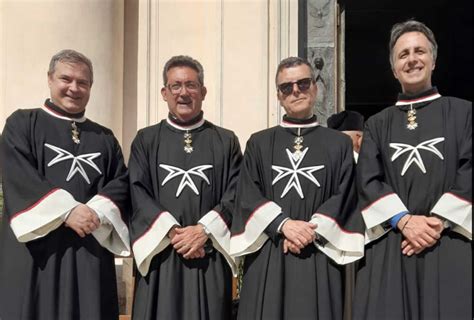Cavaliere di Malta in abito religioso durante una cerimonia