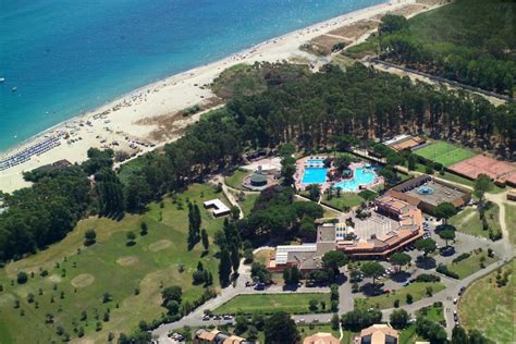 Veduta aerea del Villaggio Santandrea Resort con il mare cristallino e il parco verdeggiante