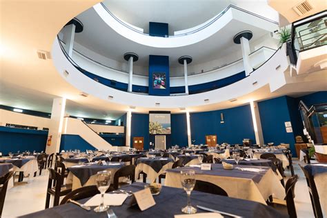 Interno della sala ristorante del Villaggio Santandrea con un buffet di piatti locali