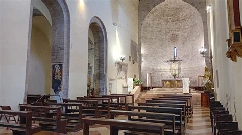 Interno del Santuario della Spogliazione ad Assisi con le spoglie di Carlo Acutis